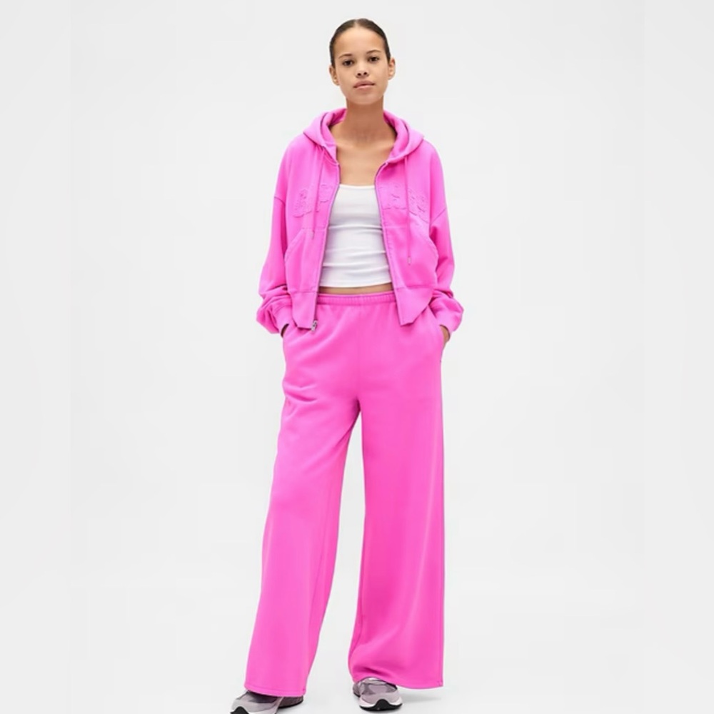 Gap VintageSoft Logo Baggy Sweatpants
Color Sugar plum neon pink
Size small
NWT.